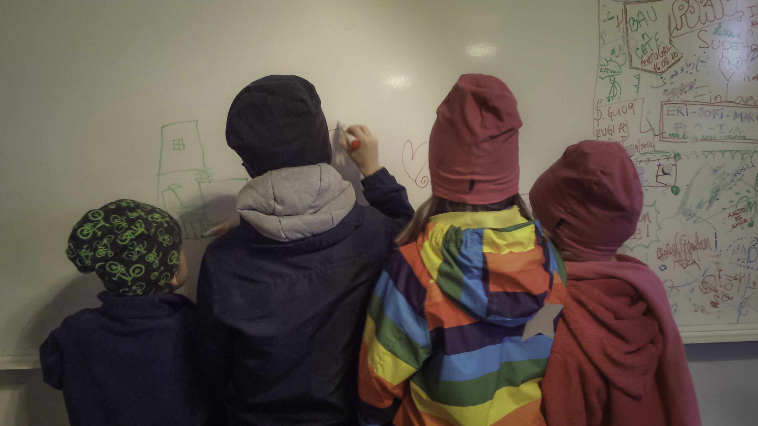 Pieniä arkkitehtejä kunnantalolla